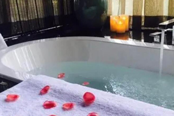 南京鼓楼水疗池中的失重冥想：当身体学会漂浮